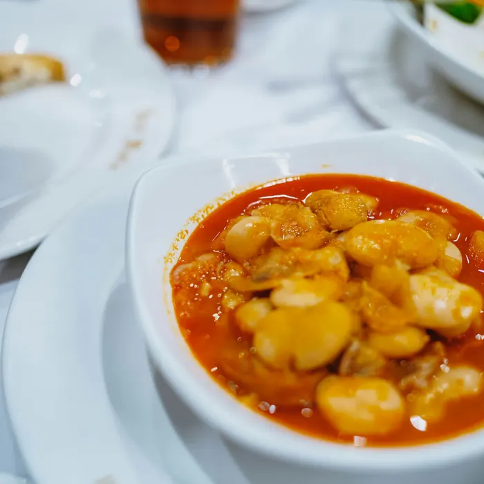 Bowl of stewed beans (stock photo)
